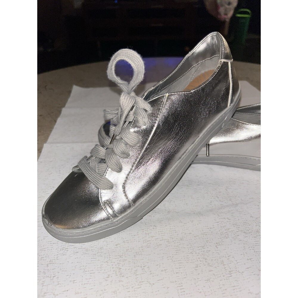 Sz 11 Metallic Silver NWOT Casual Women’s Shoe By DV. Cute And Flashy